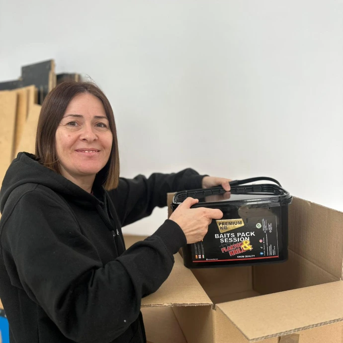 Inma Sanandres Responsable de tienda online  Encargada de la gestión diaria de la tienda, catálogo y atención al cliente, asegurando una experiencia óptima en la compra de productos de carpfishing.