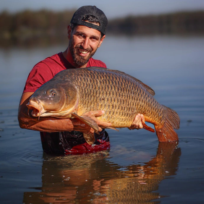Jorge Gamito Especialista en carpfishing y marketing de producto  Pescador con experiencia en carpfishing en embalses y escenarios naturales, especializado en el uso de boilies, cebos y técnicas modernas para maximizar resultados en cada sesión.